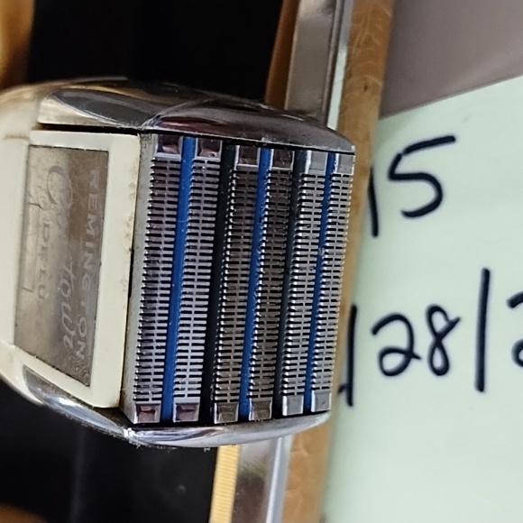 Old Vintage REMINGTON DeLUXE Electric Shaver in Original Box - Picture 4 of 13